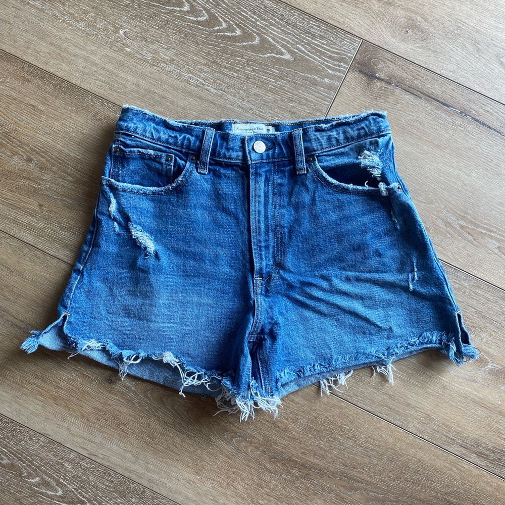 Abercrombie & Fitch Curve Love High Rise 4” Mom Short
